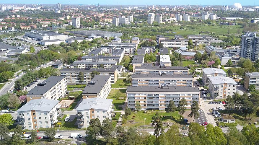 Brf Årsta Backes fyra hus på Östbergahöjden – de med silverfärgade tak