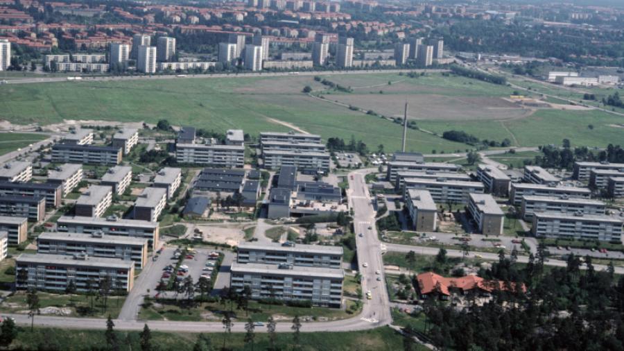 Flygbild över Östbergahöjden med Årstafältet i bakgrunden, 1980. Foto: Göran H. Fredriksson / Stadsmuseet